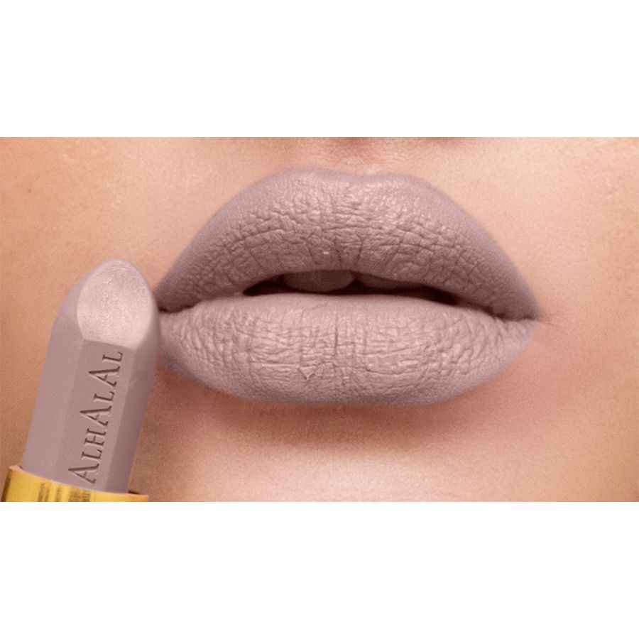 Alhalal cosmetics bruine velvet lippenstift aangebracht op zachte lippen voor een matte finish