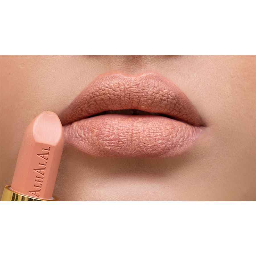Alhalal Cosmetics velvet lipstick in een zachte bruine tint aangebracht op volle lippen