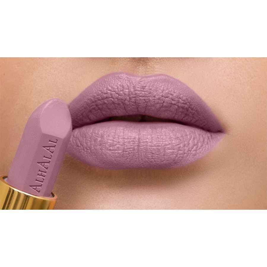Alhalal cosmetics velvet lippenstift paars aangebracht op volle lippen met gouden huls