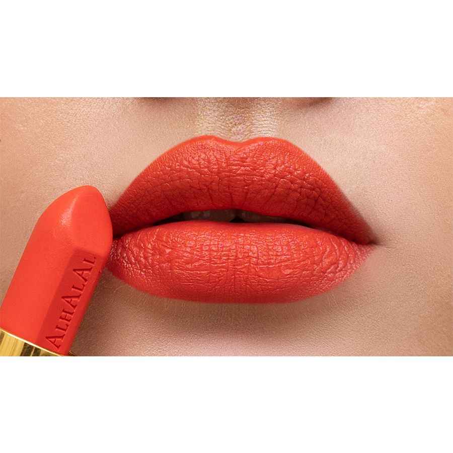 Alhalal MILANO LIPPENSTIFT fluwelen lipstick in levendige oranje kleur op volle lippen