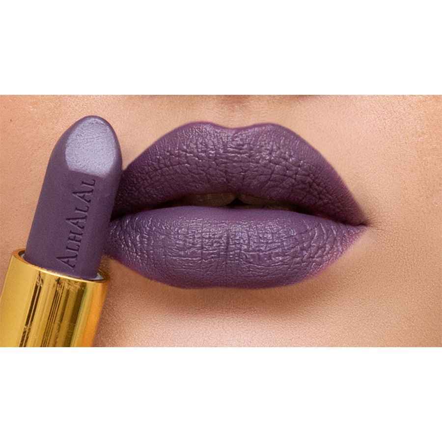Alhalal cosmetics paarse lippenstift in velvet finish op de lippen en in de huls