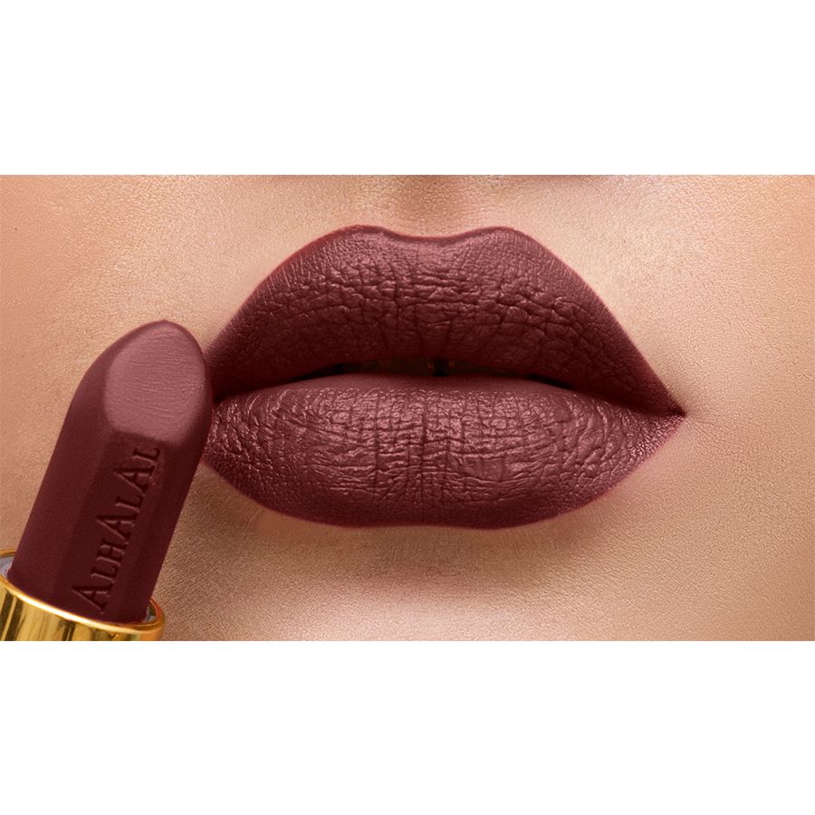 Rode Lippenstift van Alhalal cosmetics aangebracht op volle, zachte lippen