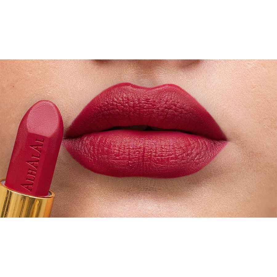 Alhalal cosmetics velvet lipstick in diepe rode tint met zachte textuur voor perfecte rode lippenstift look