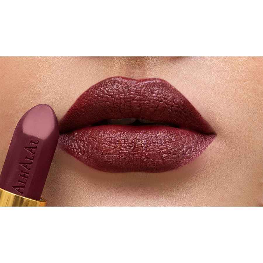 Alhalal cosmetics velvet lippenstift in diepe rode roze tint voor een zachte finish