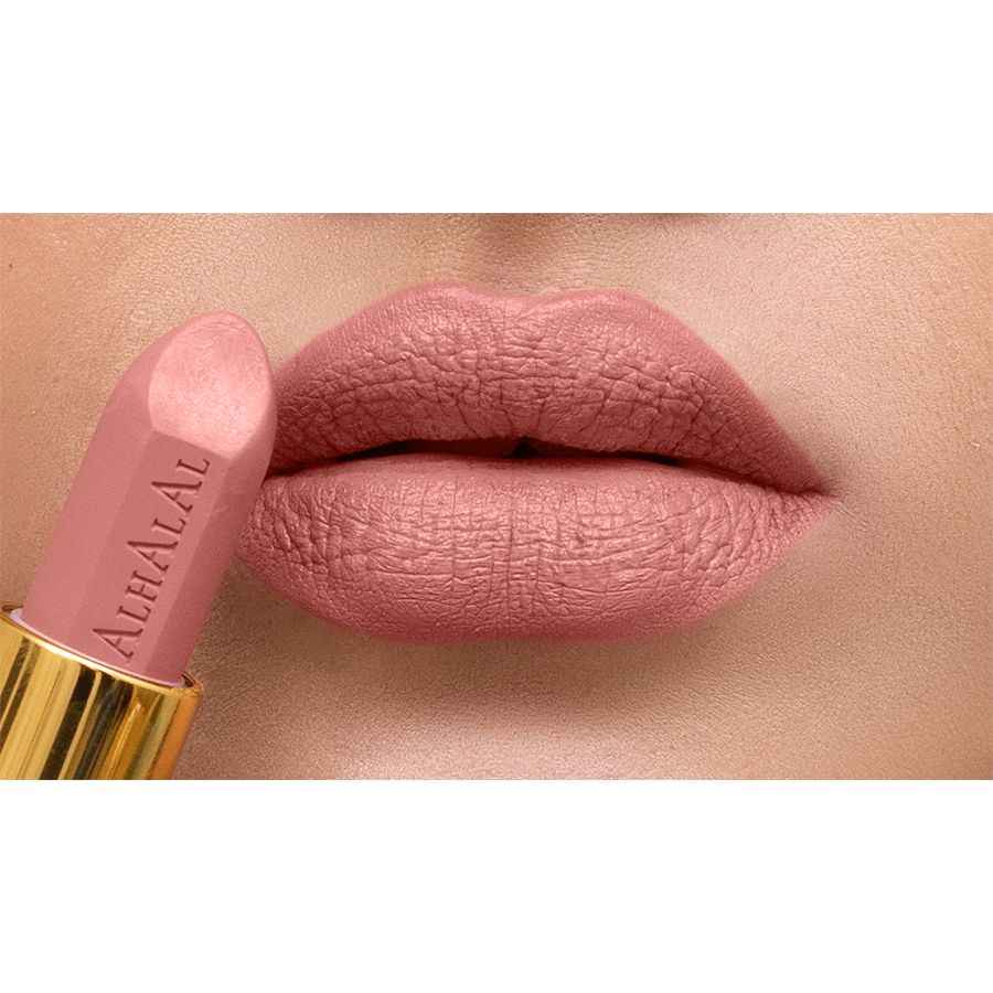 Alhalal cosmetics velvet lipstick in zachte roze tint op lippen voor ROZE LIPPENSTIF look
