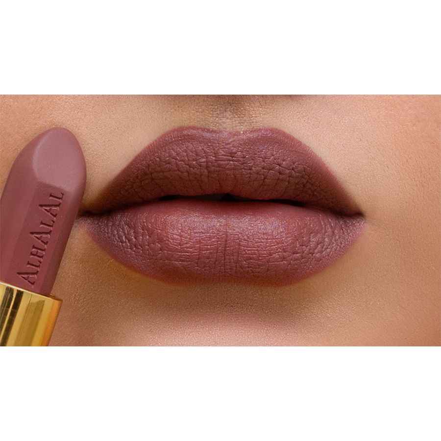 Alhalal cosmetics ROZE LIPPENSTIFT aangebracht op volle lippen met bijpassende lipstick