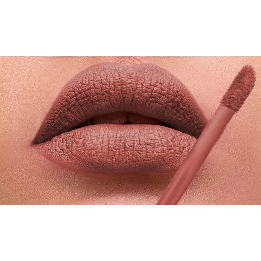 Alhalal cosmetics vloeibare lippenstift in een natuurlijke nude kleur aangebracht op de lippen