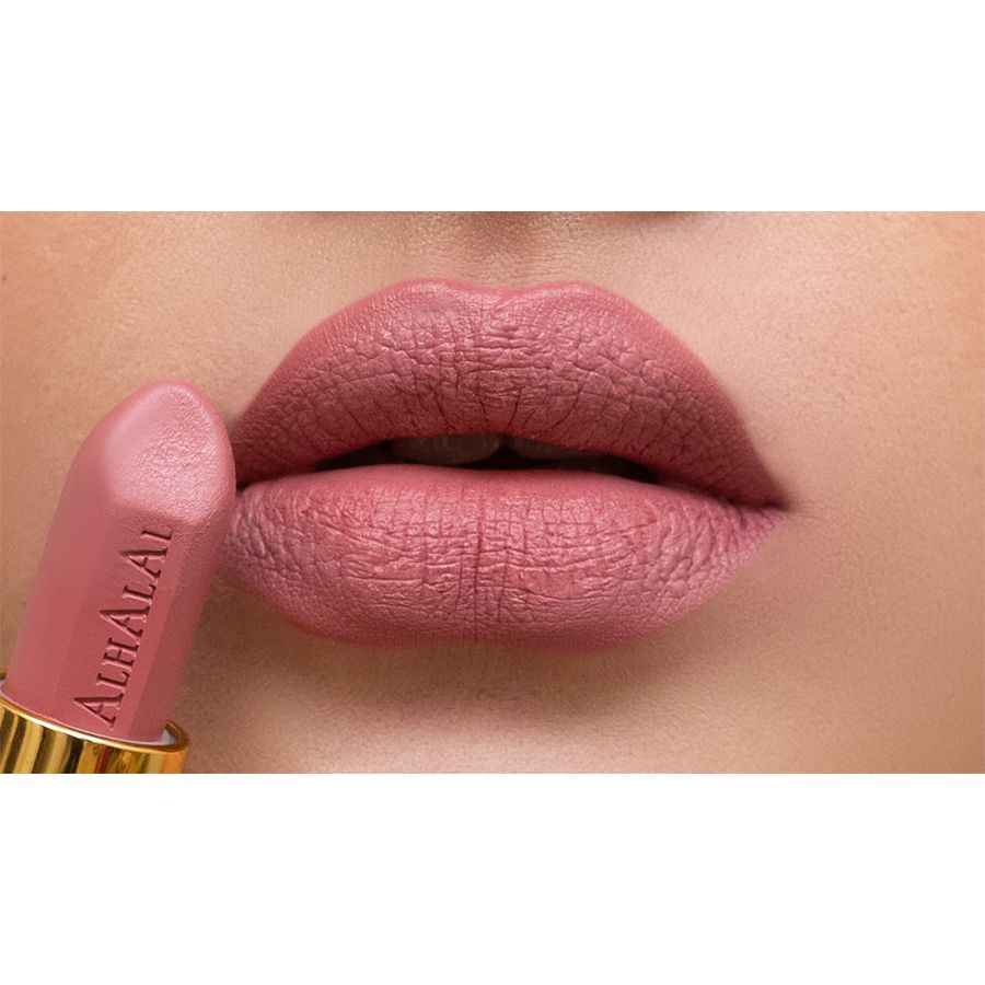 ZACHT BRUIN LIPPENSTIFT van Alhalal cosmetics aangebracht op volle lippen dicht bij de lipstick