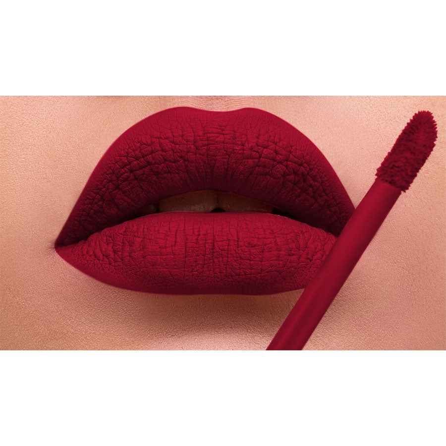 Gladde Vloeibare Lippenstift van Alhalal cosmetics in diepe rode tint op volle lippen met applicator
