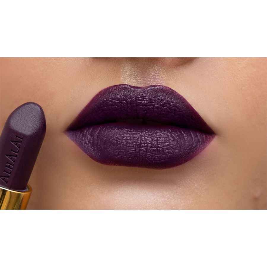 Donkerpaarse ECLIPSE LIPPENSTIFT van Alhalal Cosmetics op volle lippen met matte finish