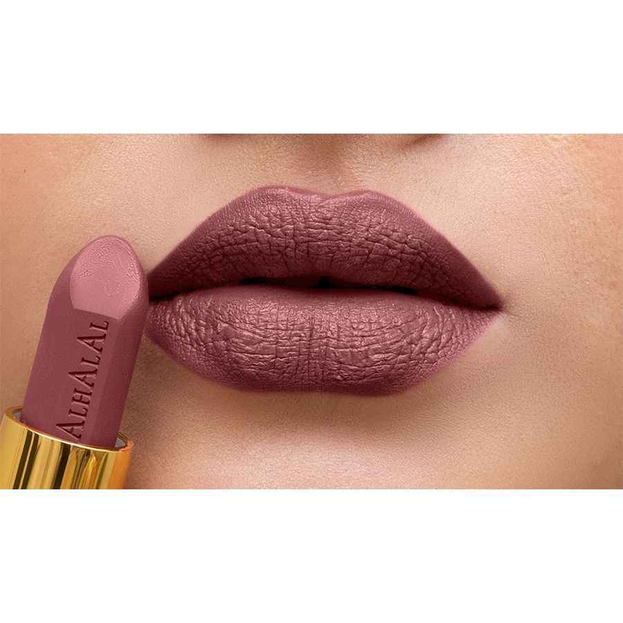 Alhalal cosmetics fluwelen lippensift aangebracht op lippen in een zachte mauvetint