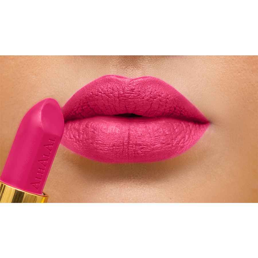 Velvet Lippenstift Rode van Alhalal cosmetics aangebracht op volle lippen in levendige kleur