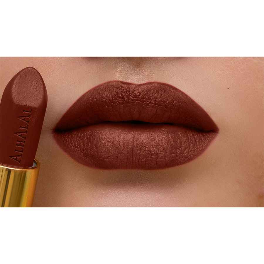 Alhalal cosmetics velvet lippenstift roze aangebracht op lippen in diepe bruine tint