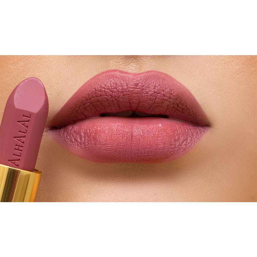 Velvet lipstick van Alhalal cosmetics in zachte roze tint met OUDE LIPPENSTIFT textuur
