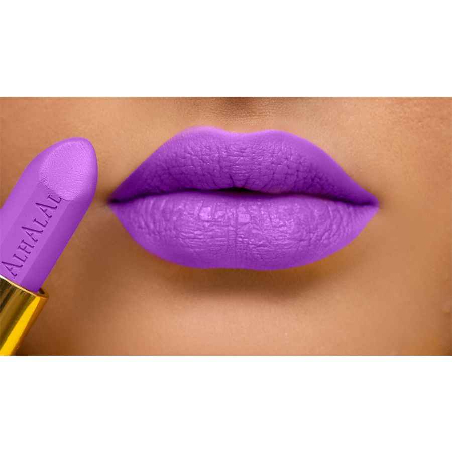 Alhalal cosmetics paarse velvet PARSE LIPPENSTIFT op lippen met fluweelzachte textuur