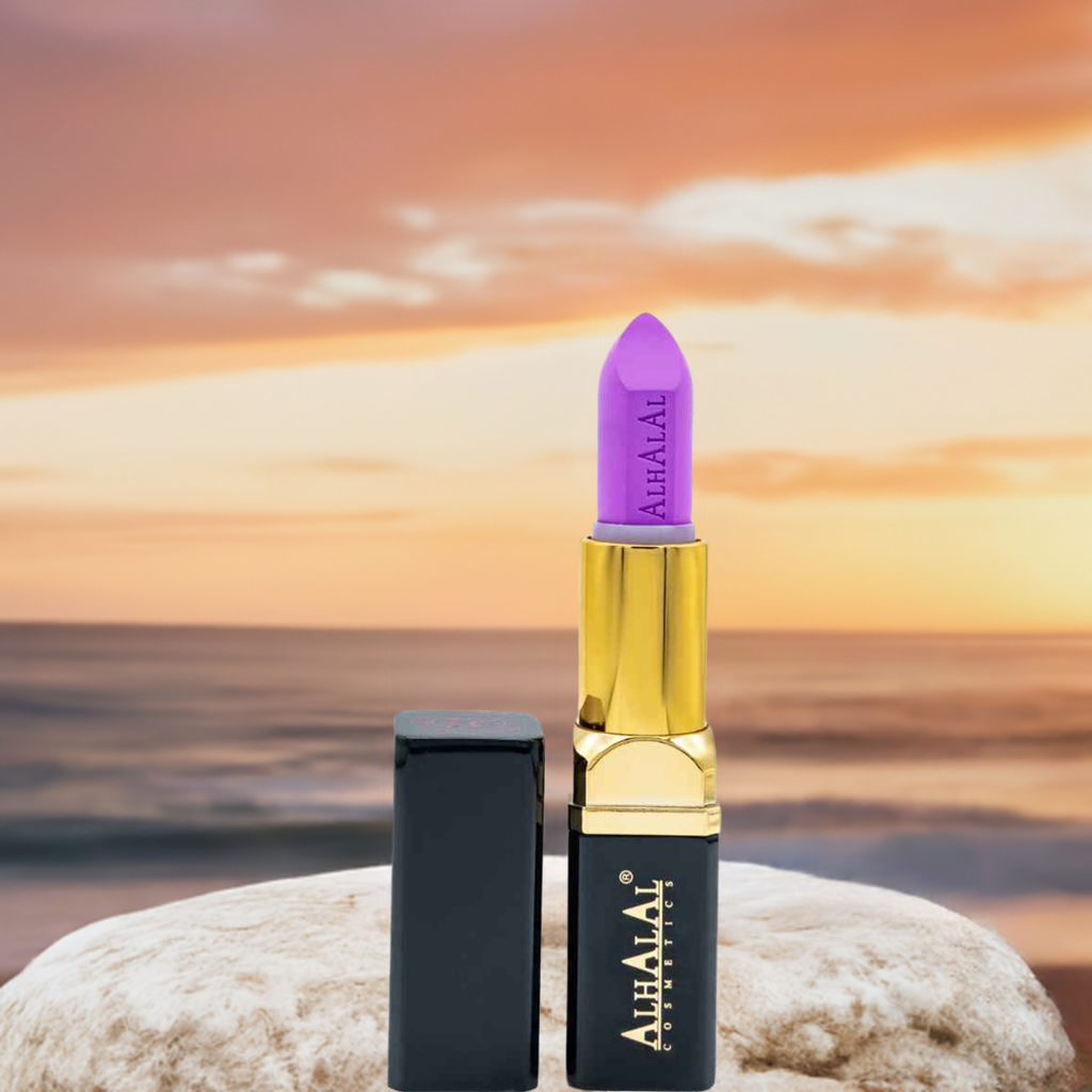Alhalal cosmetics paarse velvet PARSE LIPPENSTIFT met gouden huls tegen zonsondergang achtergrond