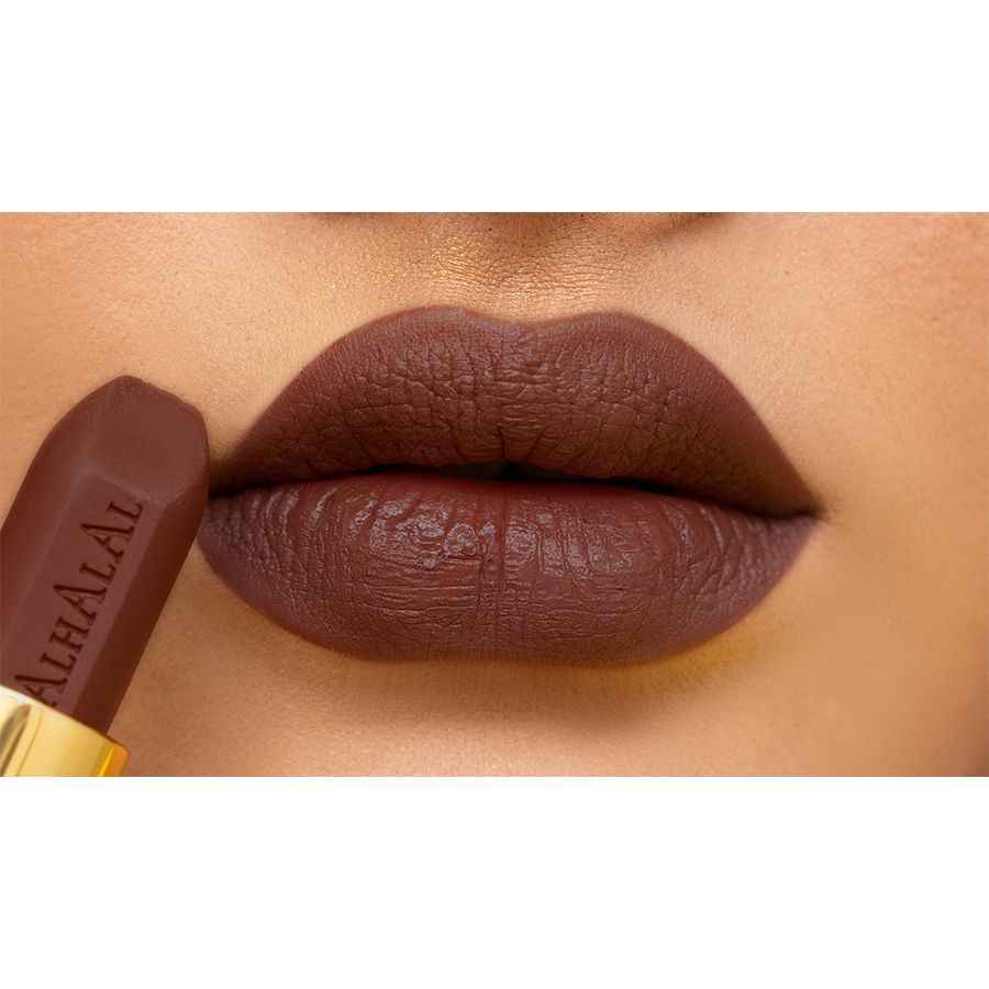 Alhalal cosmetics FLUWELEN LIPPENSTIFT in diepe bruine tint aangebracht op volle lippen